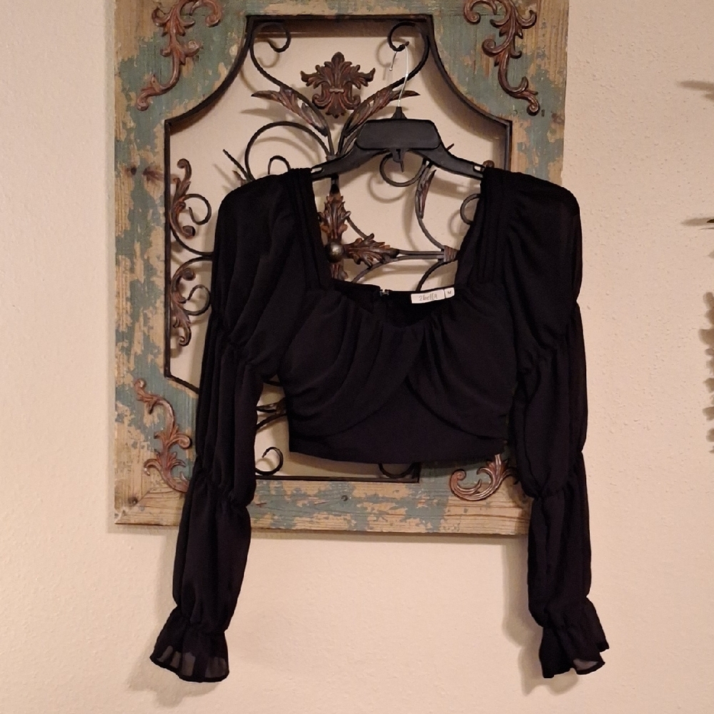 2bella Black Long Sleeve Ruched Crop Top. Excellent Condition NWOT Size MEDIUM